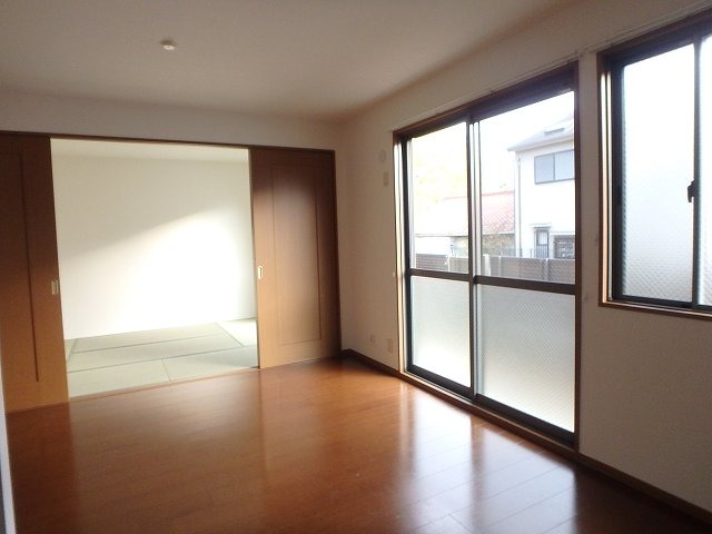 反転した間取りの室内写真です