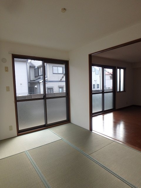 反転した間取りの室内写真です