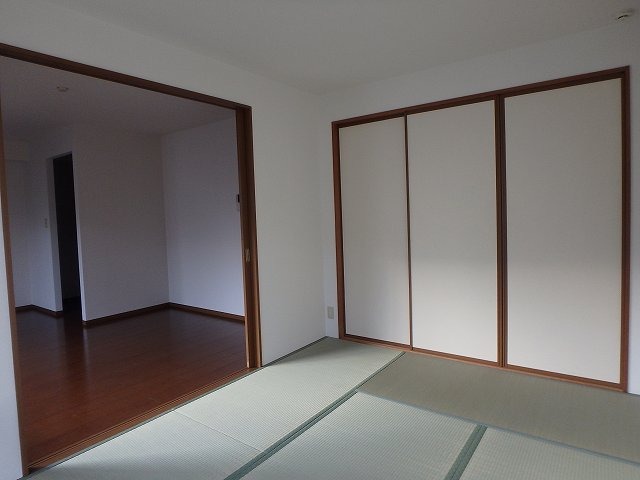 反転した間取りの室内写真です