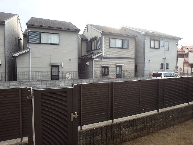 反転した間取りの室内写真です