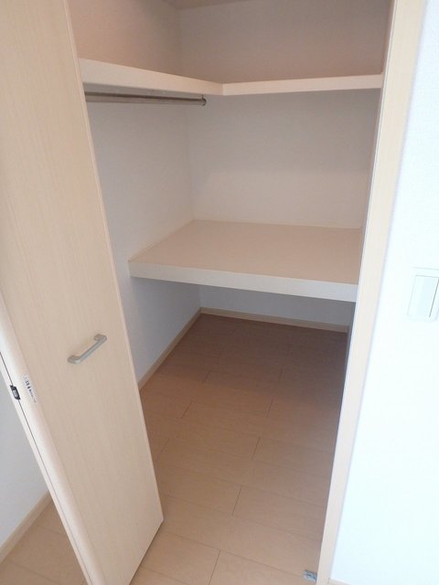 反転した間取りの写真です