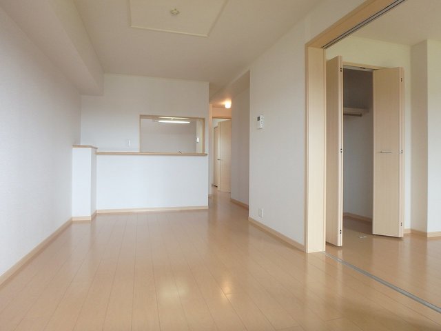 反転した間取りの写真です