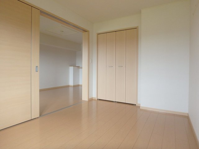 反転した間取りの写真です