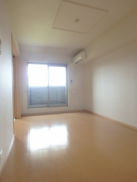 反転した間取りの写真です