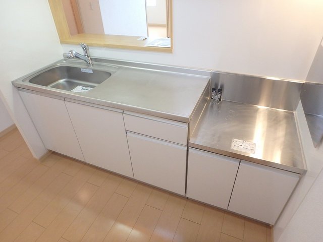 反転した間取りの写真です