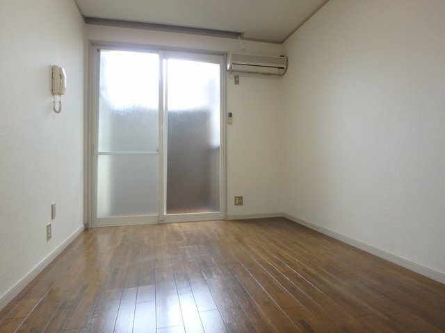 写真は102号室になります。