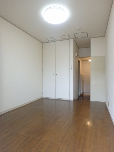 写真は102号室になります。