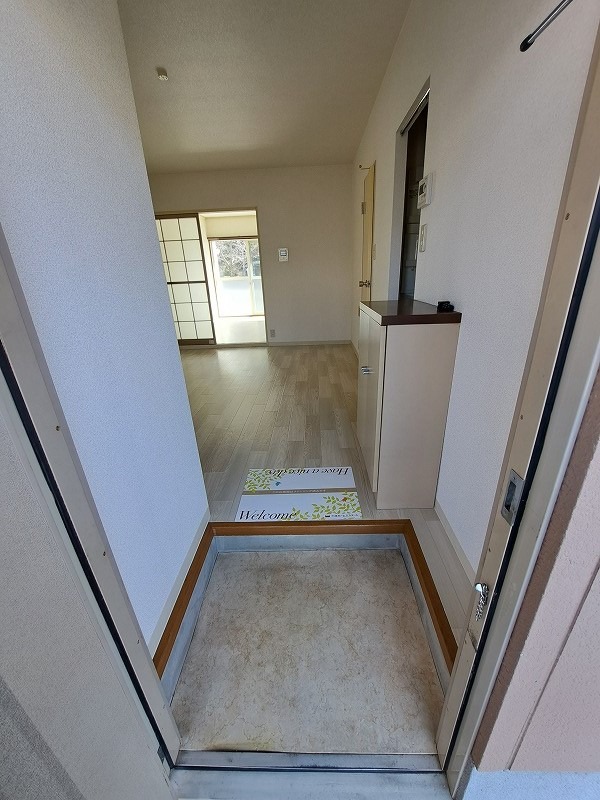 反転した間取りの室内写真です