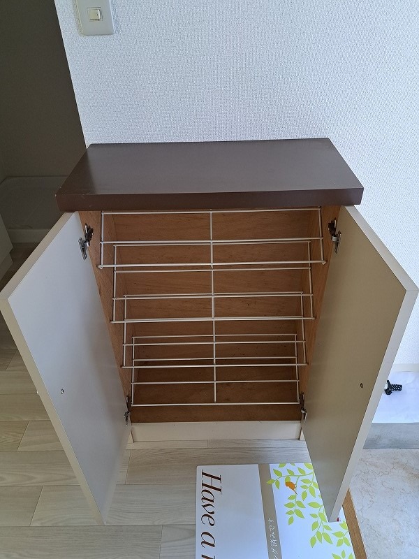 反転した間取りの室内写真です