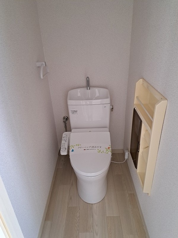 反転した間取りの室内写真です