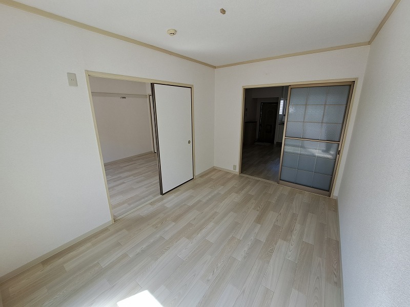 反転した間取りの室内写真です