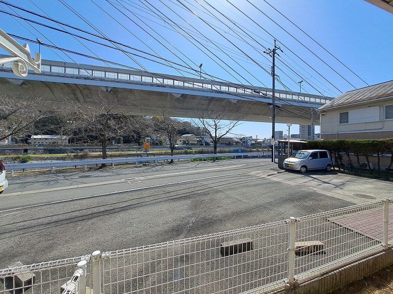 反転した間取りの室内写真です