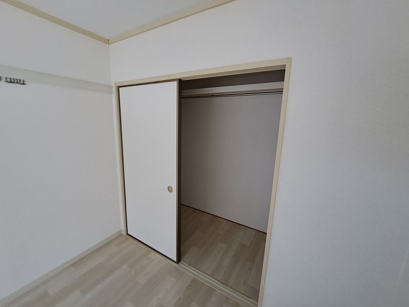 反転した間取りの室内写真です