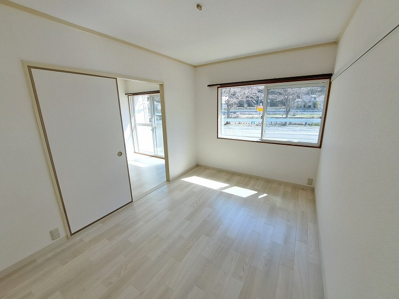 反転した間取りの室内写真です