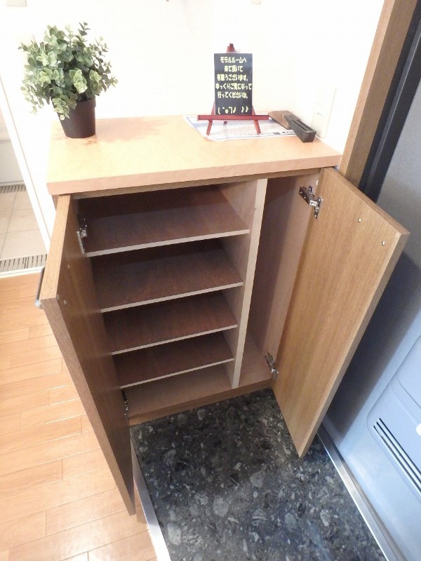 反転した間取りの室内写真です