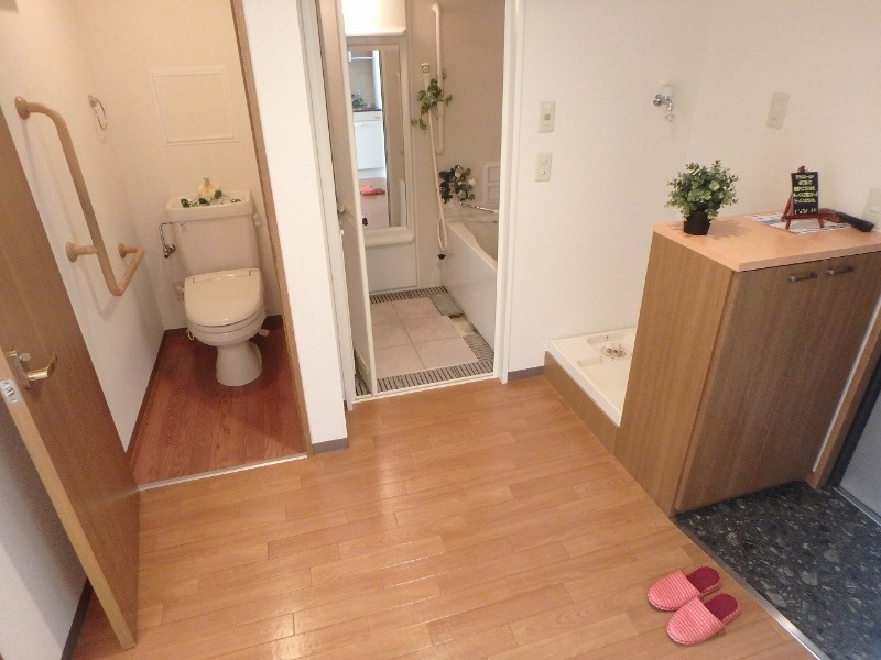 反転した間取りの室内写真です