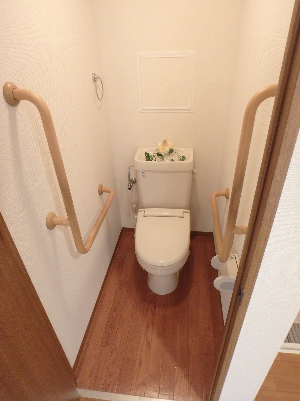 反転した間取りの室内写真です