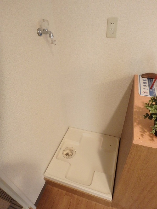 反転した間取りの室内写真です