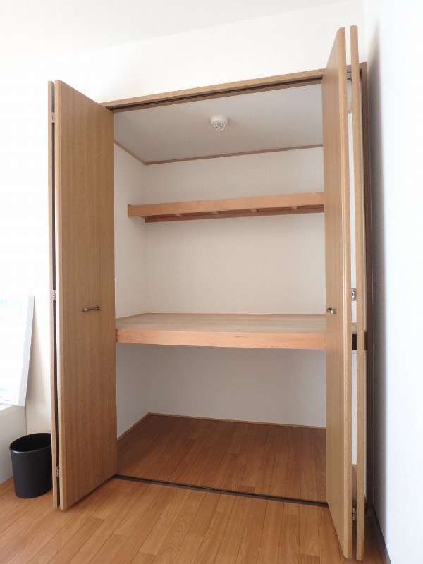 反転した間取りの室内写真です