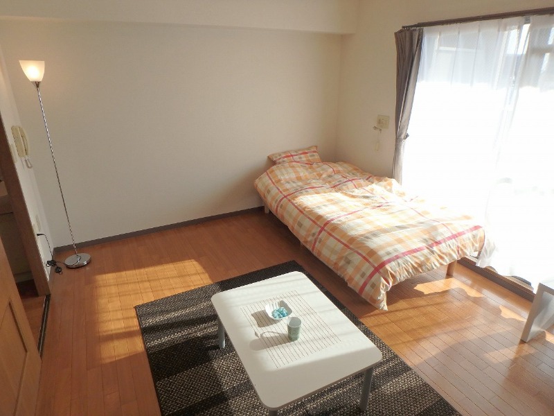 反転した間取りの室内写真です