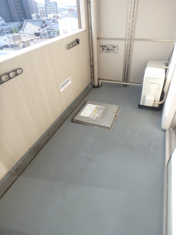 反転した間取りの室内写真です