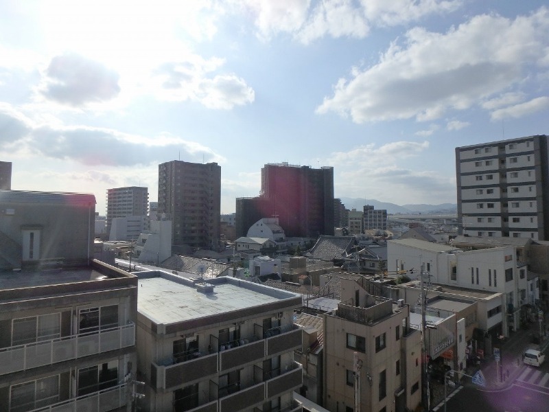 反転した間取りの室内写真です