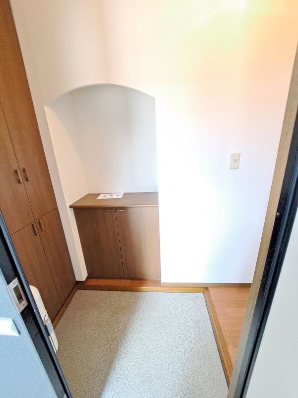 反転した間取りの室内写真です