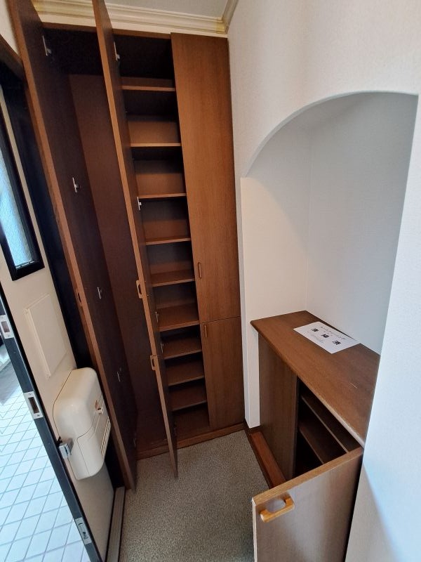 反転した間取りの室内写真です