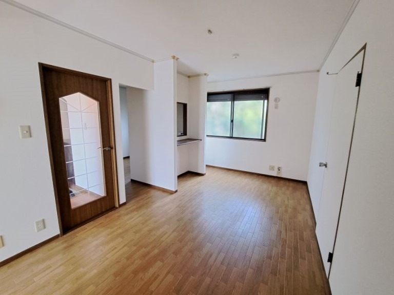 反転した間取りの室内写真です