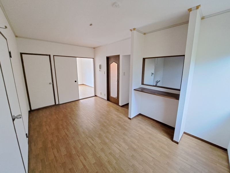 反転した間取りの室内写真です