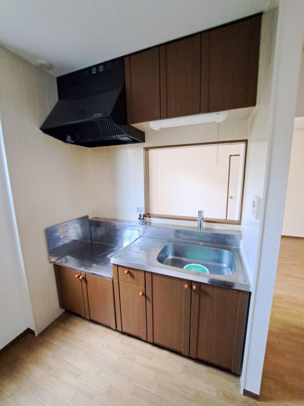 反転した間取りの室内写真です