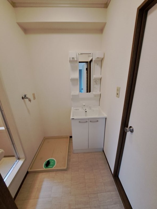 反転した間取りの室内写真です