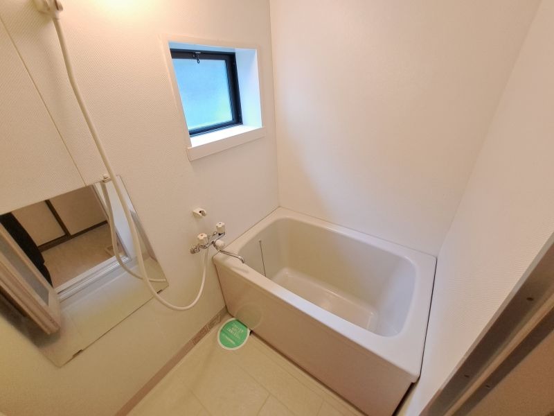 反転した間取りの室内写真です