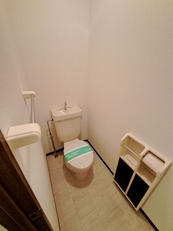 反転した間取りの室内写真です