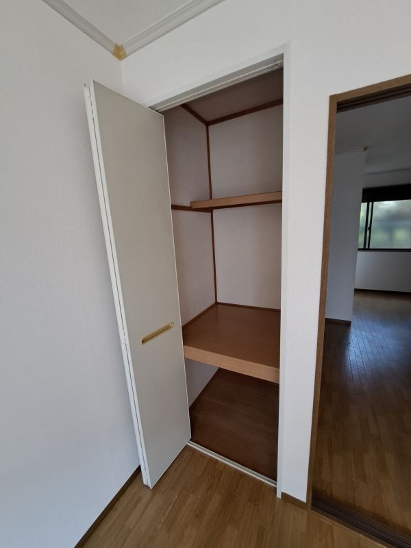 反転した間取りの室内写真です