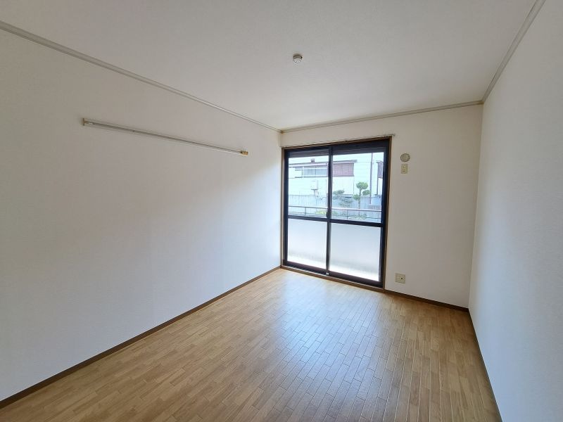 反転した間取りの室内写真です