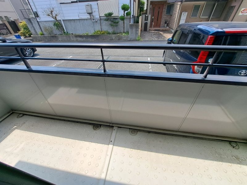 反転した間取りの室内写真です