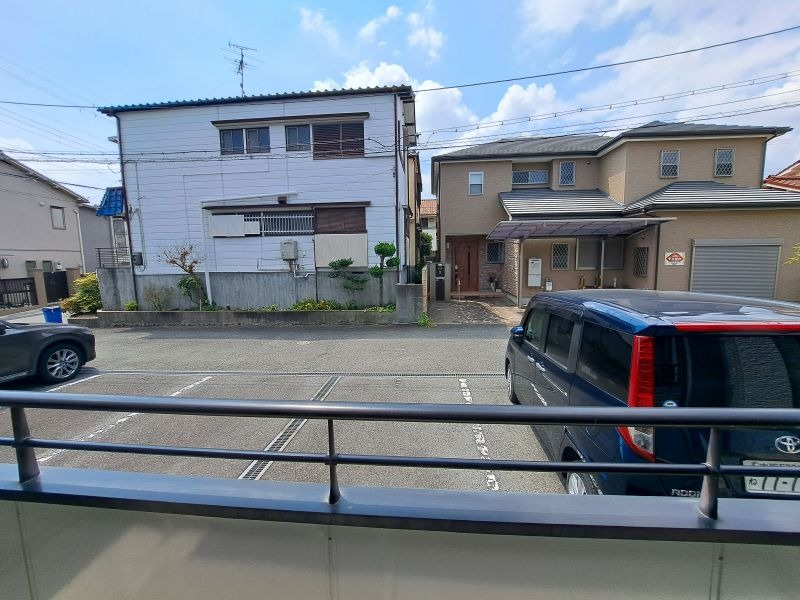 反転した間取りの室内写真です