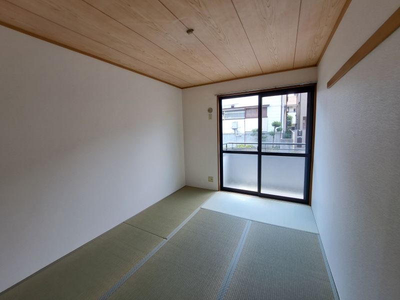 反転した間取りの室内写真です