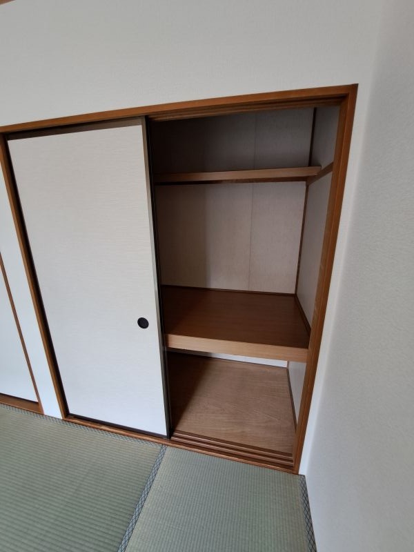 反転した間取りの室内写真です