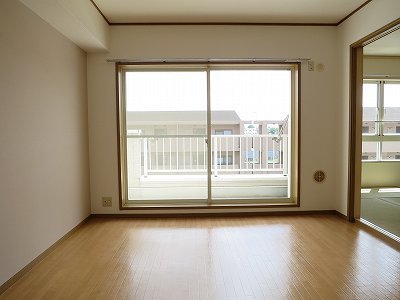 反転した間取りの室内写真