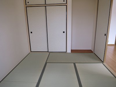 反転した間取りの室内写真