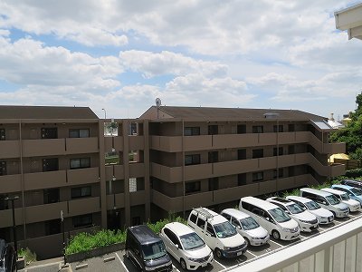 反転した間取りの室内写真