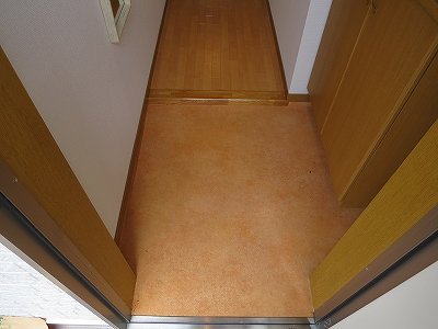 反転した間取りの室内写真