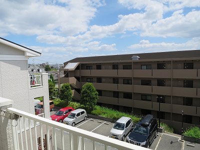 反転した間取りの室内写真