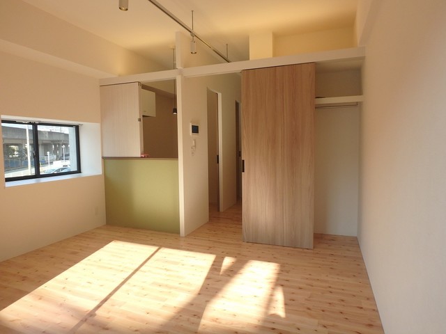 異なるフロアの室内写真です