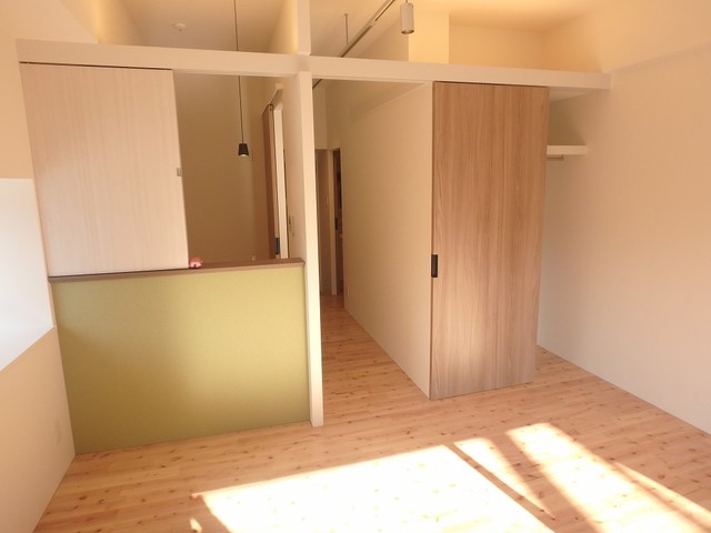 異なるフロアの室内写真です