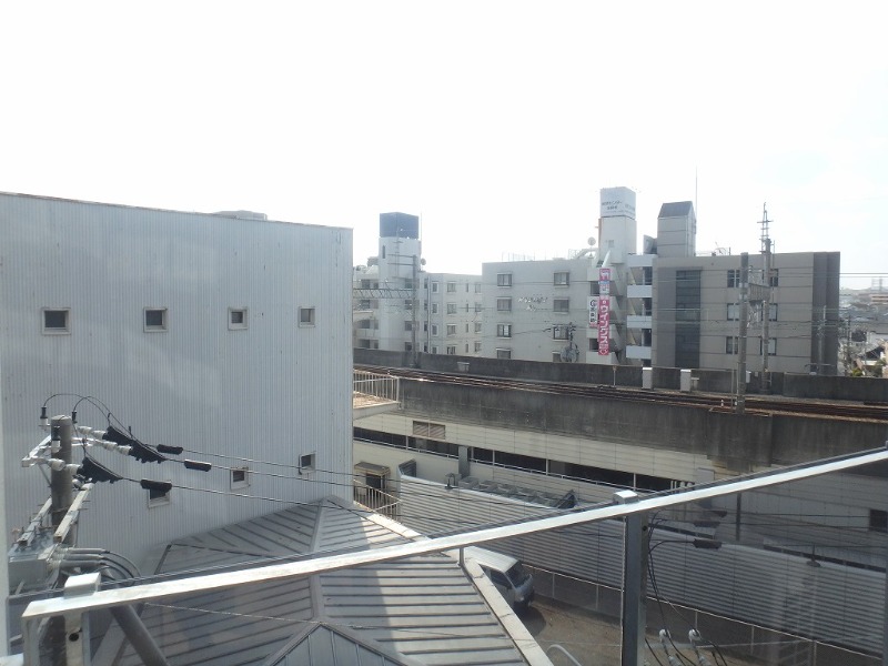 異なるフロアの室内写真です