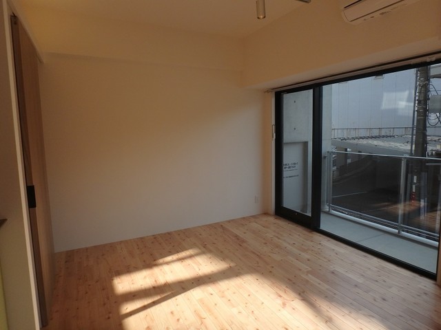 異なるフロアの室内写真です