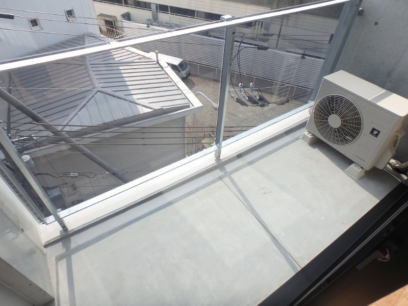 異なるフロアの室内写真です